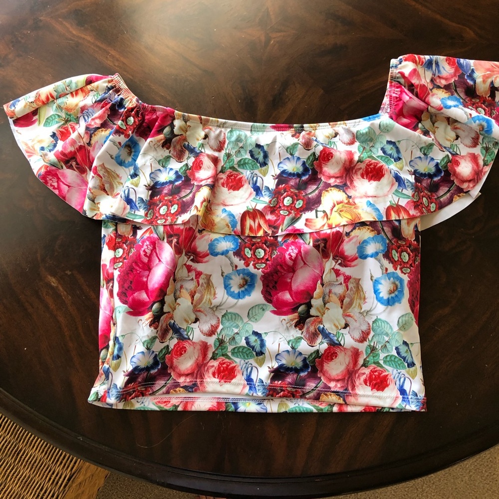 Kortni Jeane Ruffled Around Top Vintage Floral M